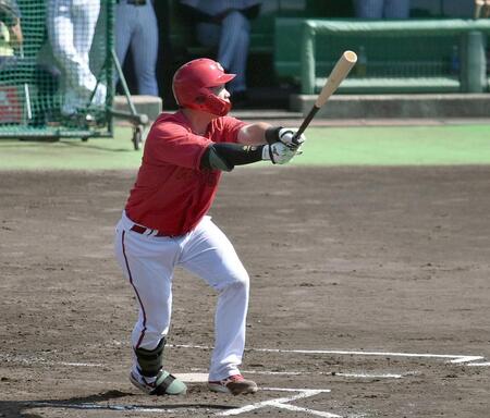 １回、先制の中犠飛を放つ持丸（撮影・高橋涼太朗）