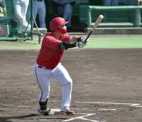 １回、先制の中犠飛を放つ持丸（撮影・高橋涼太朗）