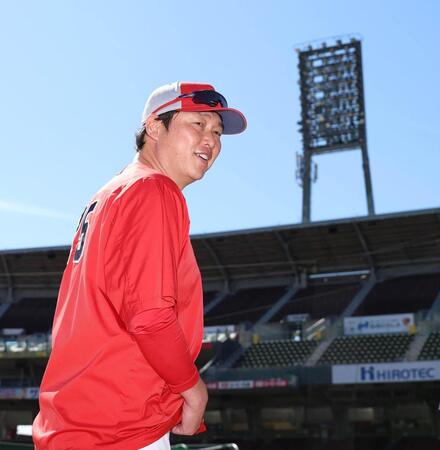 秋季練習初日、取材に応じる新井監督（撮影・北村雅宏）