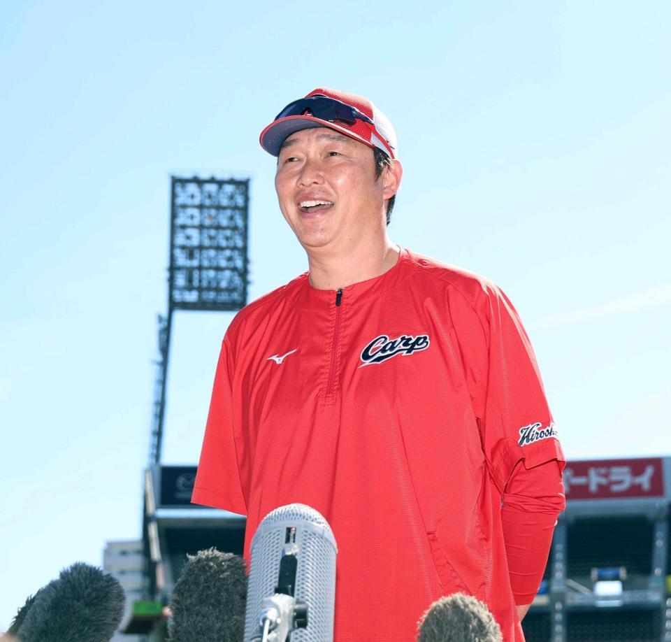 秋季練習初日、取材に応じる新井監督（撮影・北村雅宏）