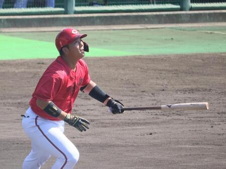 １回、右前タイムイリーを放つ仲田（撮影・市尻達拡）