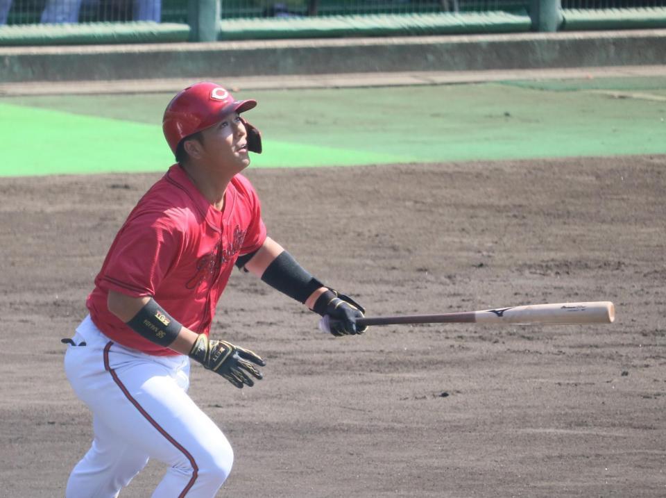 １回、右前タイムイリーを放つ仲田（撮影・市尻達拡）