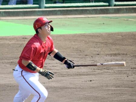 １回、右前適時打を放つ仲田（撮影・市尻達拡）