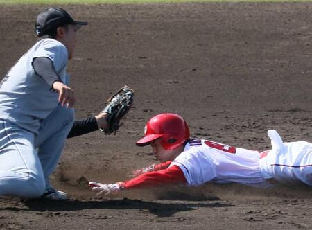 ２回、二盗を決める辰見（撮影・市尻達拡）