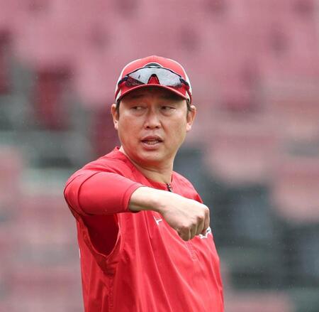 練習を見守る新井監督（撮影・北村雅宏）