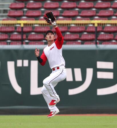 ノックを受ける広島・名原典彦＝マツダ（撮影・北村雅宏）