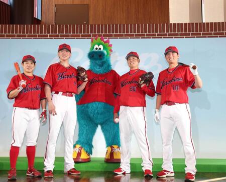 ２０２７年ビジターユニホームを披露する（左から）勝田、大瀬良、スラィリー、栗林、佐々木（撮影・北村雅宏）