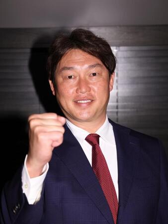 こぶしを握る新井監督（撮影・佐々木彰尚）