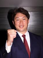 こぶしを握る新井監督（撮影・佐々木彰尚）