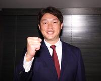 こぶしを握る新井監督（撮影・佐々木彰尚）