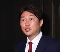会議の後、取材に応じる新井監督（撮影・佐々木彰尚）