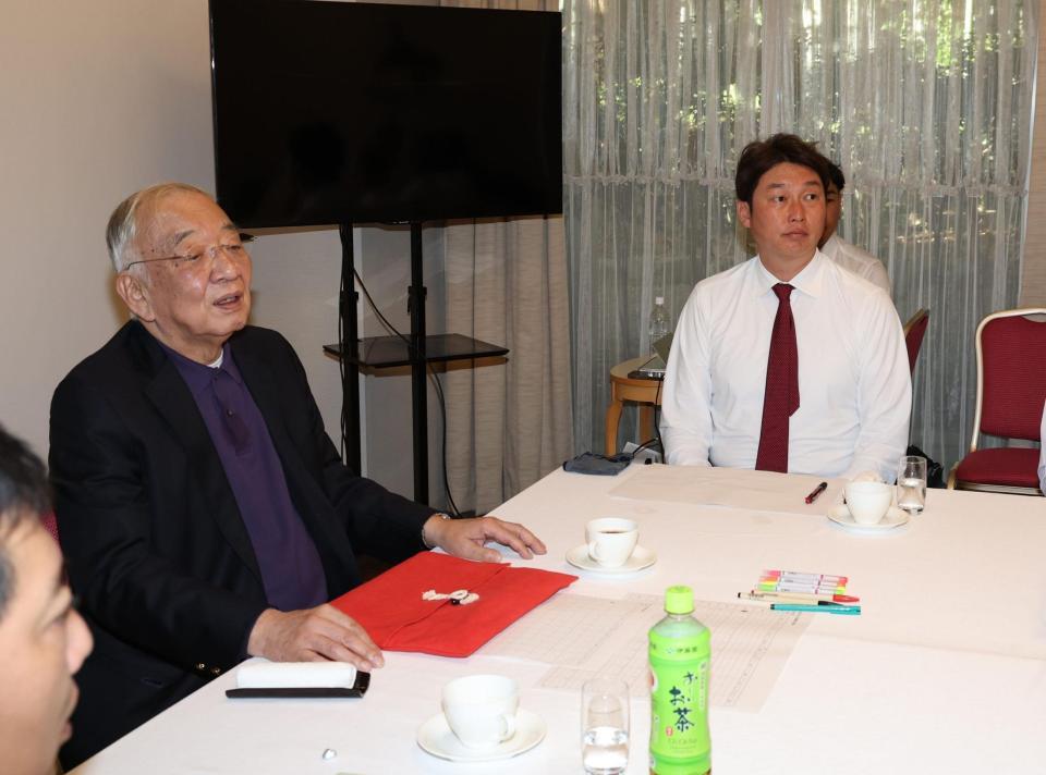 会議に出席した松田オーナー（左）、新井監督ら（撮影・佐々木彰尚）