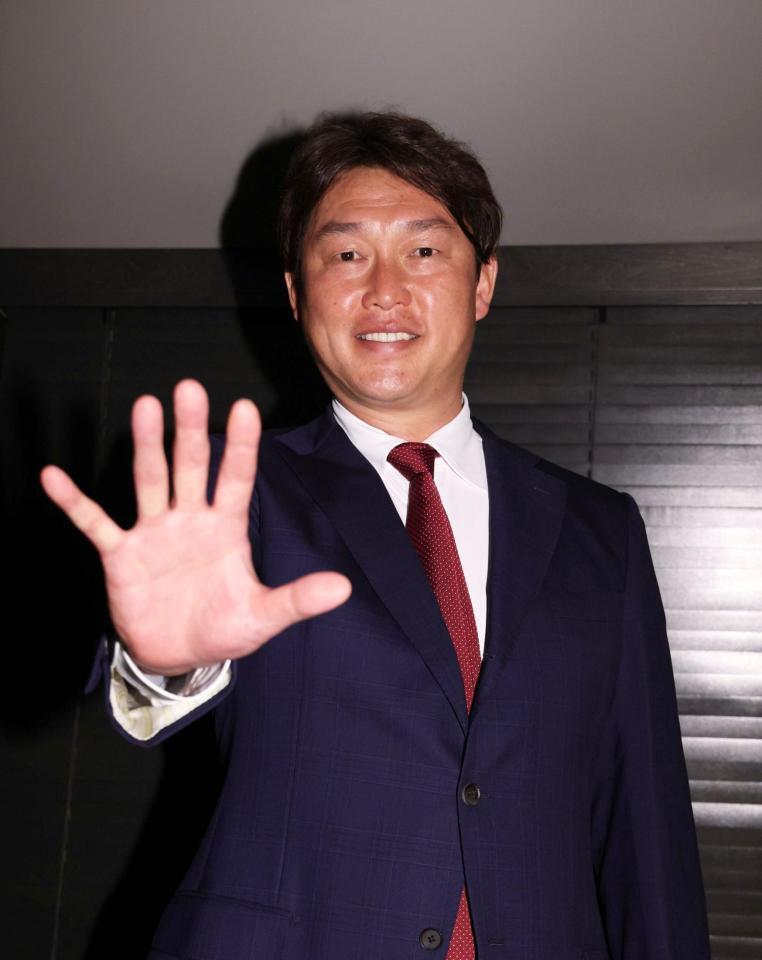 ドラフトに臨む新井監督（撮影・佐々木彰尚）
