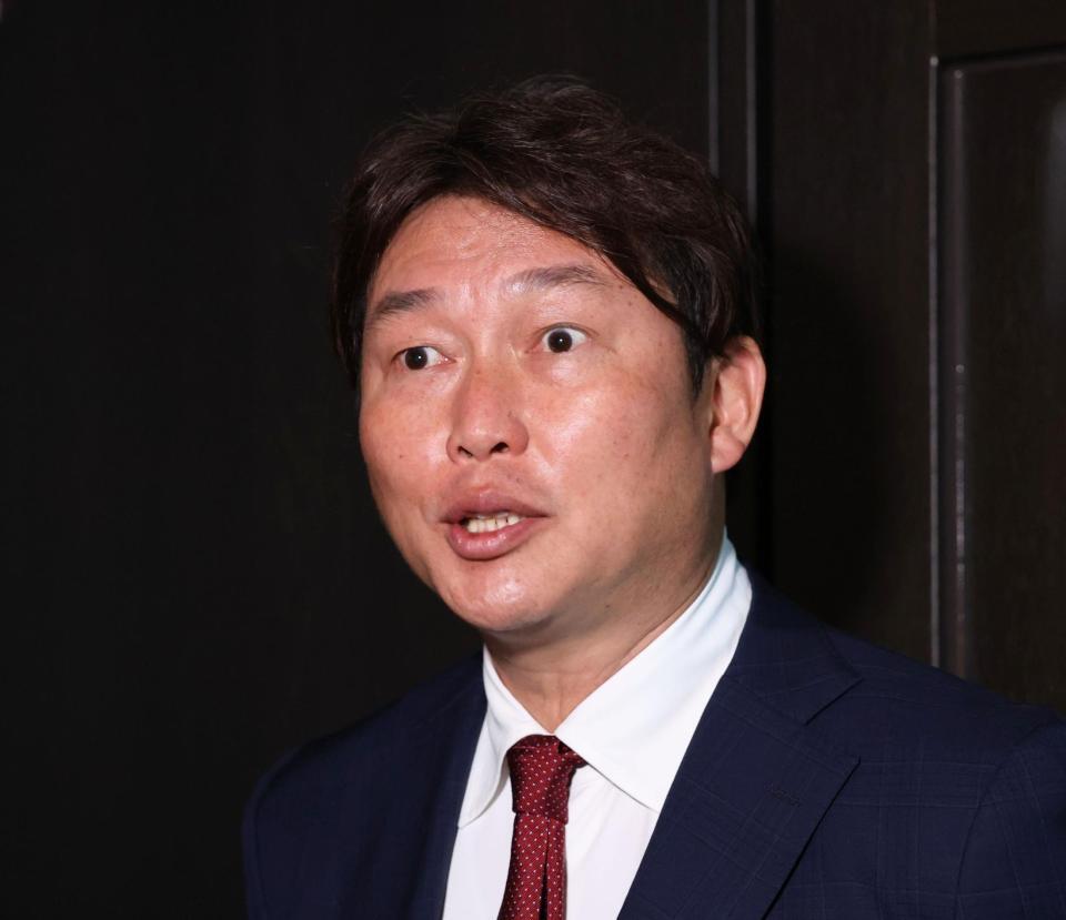 会議の後、取材に応じる新井監督（撮影・佐々木彰尚）