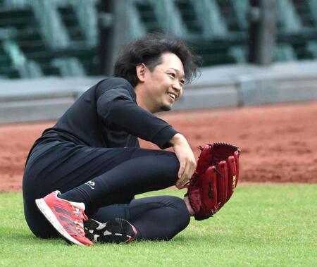 キャッチボールの合間に笑顔を見せる鈴木（撮影・北村雅宏）