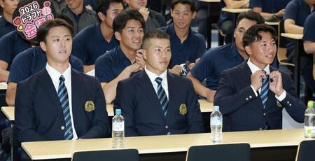 ドラフト会議の開始を待つ亜大・川尻啓人、前嶋藍、山里宝（撮影・伊藤笙子）