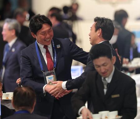 くじを引き当てた中日・荒木球団本部長補佐（右）と笑顔で握手を交わす広島・新井監督（撮影・棚橋慶太）