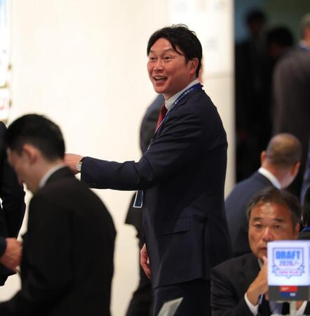 笑顔で関係者と話す新井監督（撮影・棚橋慶太）