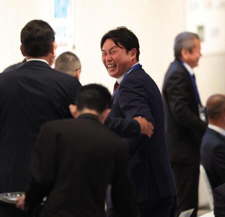 笑顔で関係者と話す新井監督（右）＝撮影・棚橋慶太）