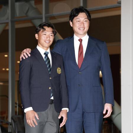 広島にドラフト１位指名され、新井監督（右）から挨拶される亜大・山里宝（撮影・伊藤笙子）
