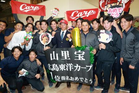 広島からドラフト１位指名され、部員から祝福される亜大・山里宝（中央）＝撮影・伊藤笙子