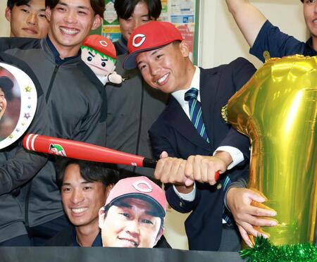 広島からドラフト１位指名され、笑顔を見せる亜大・山里宝（撮影・伊藤笙子）