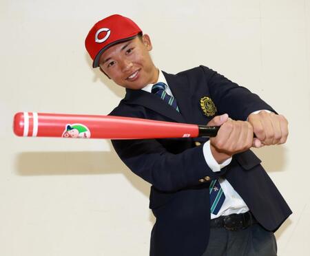 広島からドラフト１位指名され、笑顔を見せる亜大・山里宝（撮影・伊藤笙子）