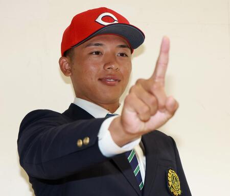 広島からドラフト１位指名され、笑顔を見せる亜大・山里宝（撮影・伊藤笙子）