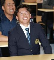 広島にドラフト１位で指名され、笑顔を見せる亜大・山里宝（撮影・伊藤笙子）