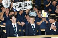 西武にドラフト１位で指名された川尻啓人（左）を見つめる前嶋藍（中央）と山里宝（撮影・伊藤笙子）