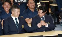 広島にドラフト１位で指名され、前嶋藍（左）とグータッチする亜大・山里宝（撮影・伊藤笙子）