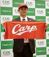 広島から４位指名を受けた千葉商科大・吉川凌平