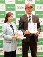 広島から４位指名を受け、宮崎緑学長から祝福される千葉商科大・吉川凌平