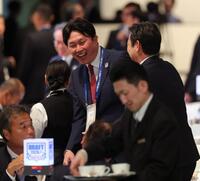 中日・荒木球団本部長補佐（右）と談笑する広島・新井監督（撮影・棚橋慶太）