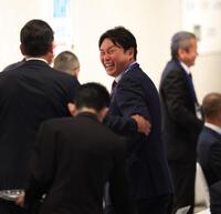 笑顔で関係者と話す新井監督（右）＝撮影・棚橋慶太）