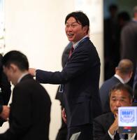 笑顔で関係者と話す新井監督（撮影・棚橋慶太）