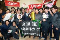 広島からドラフト１位指名され、部員から祝福される亜大・山里宝（中央）＝撮影・伊藤笙子