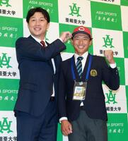 広島からドラフト１位指名され、新井監督（左）と笑顔を見せる亜大・山里宝（撮影・伊藤笙子）