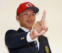広島からドラフト１位指名され、笑顔を見せる亜大・山里宝（撮影・伊藤笙子）