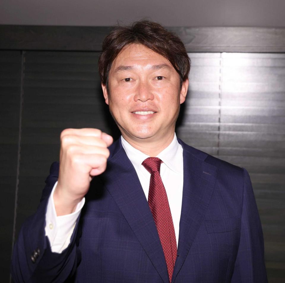 こぶしを握る新井監督（撮影・佐々木彰尚）