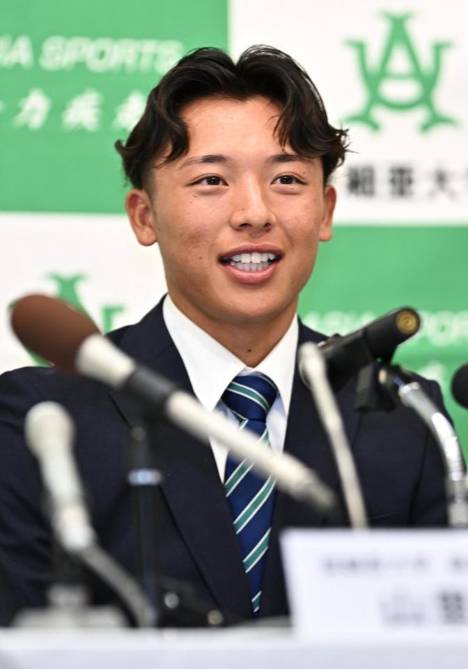 広島から１位指名を受け、記者会見する亜大の山里宝