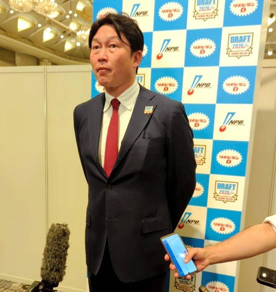 １位指名を終えて報道陣の取材に対応する新井監督(撮影・畠山賢大）