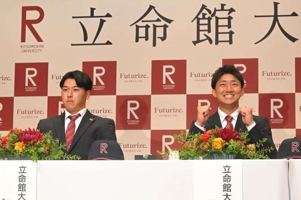 ２人揃っての指名に喜ぶ立命大・西野啓也（右）と有馬伽久（撮影・飯室逸平）