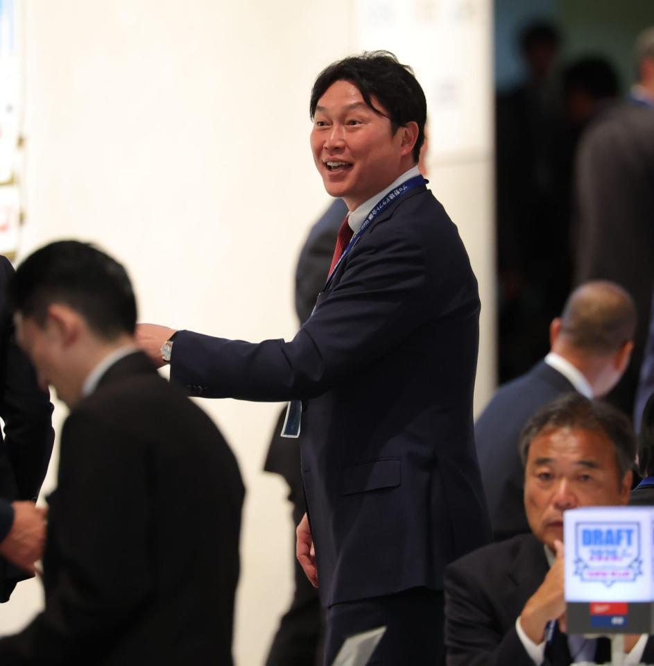 笑顔で関係者と話す新井監督（撮影・棚橋慶太）