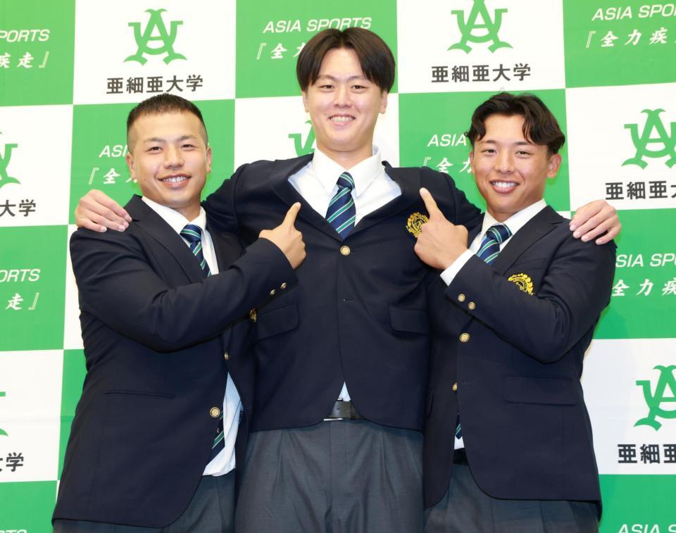 ドラフト指名され、笑顔を見せる（左から）中日３位の亜大・前嶋藍、西武１位の川尻啓人、広島１位の山里宝（撮影・伊藤笙子）