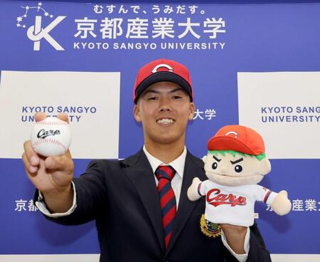 広島に３位指名され、笑顔でポーズを決める京産大・野原（撮影・山口登）