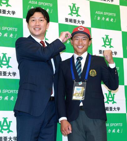 広島からドラフト１位指名され、新井監督（左）と笑顔を見せる亜大・山里（撮影・伊藤笙子）