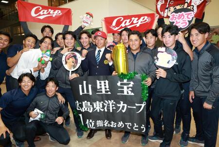 部員から祝福される亜大・山里（中央）