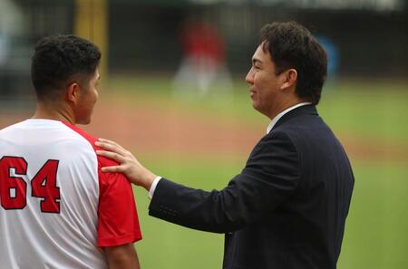 戦力外通告後、高木翔斗に声を掛けるケムナ　ブラッド誠（右）＝撮影・北村雅宏
