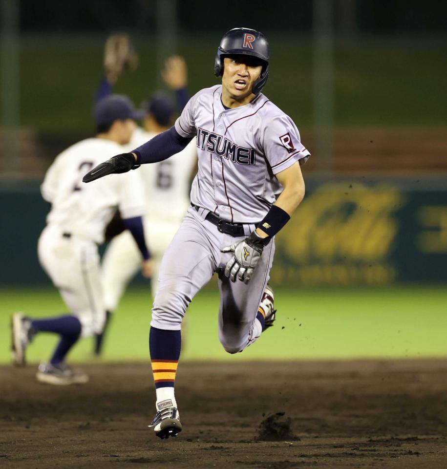 ８回、立命大・西野は築山の中前打で三塁へ進む（撮影・山口登）